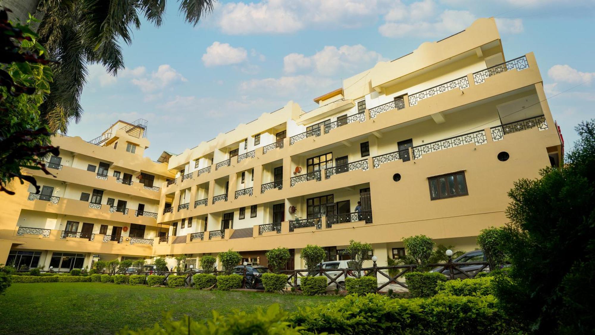 Hotel Neeraj Bhawan- Triveni Ghat Rishīkesh Dış mekan fotoğraf