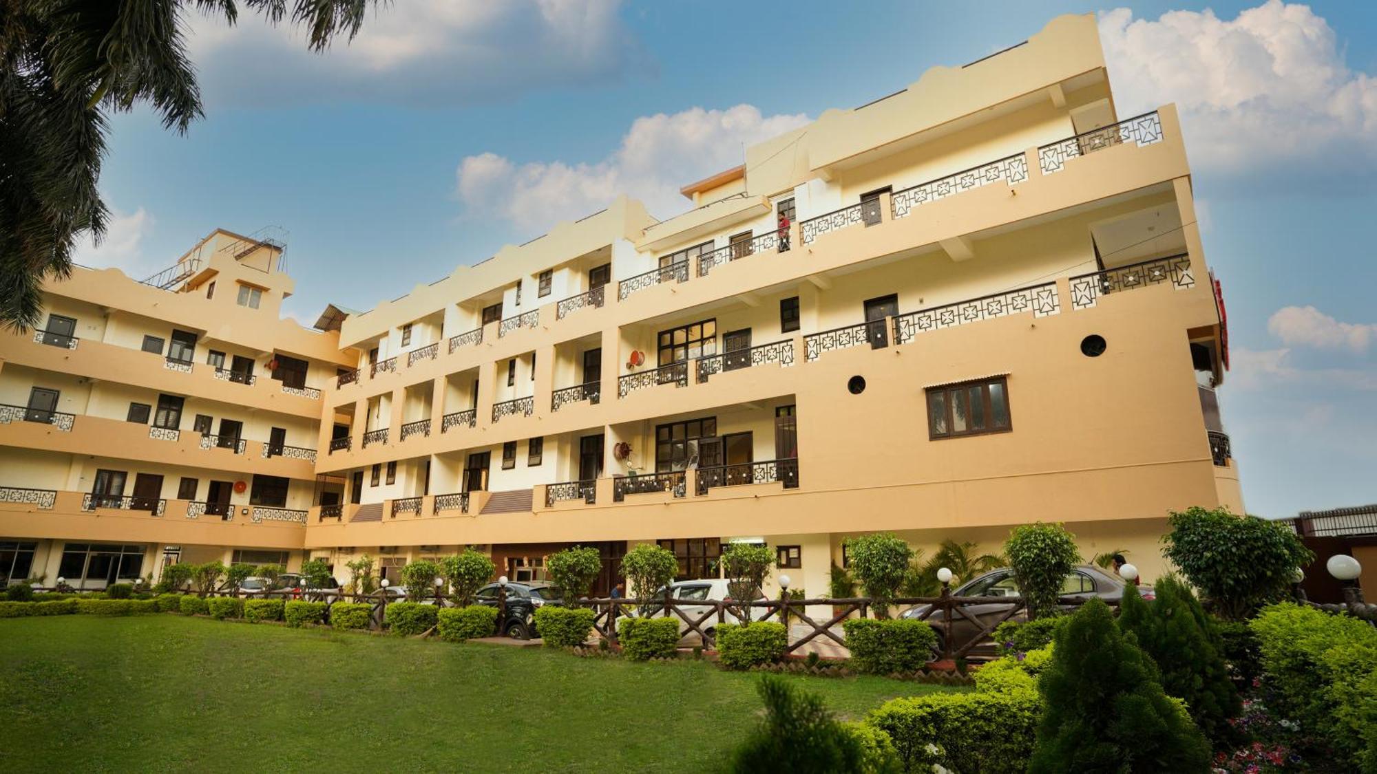 Hotel Neeraj Bhawan- Triveni Ghat Rishīkesh Dış mekan fotoğraf