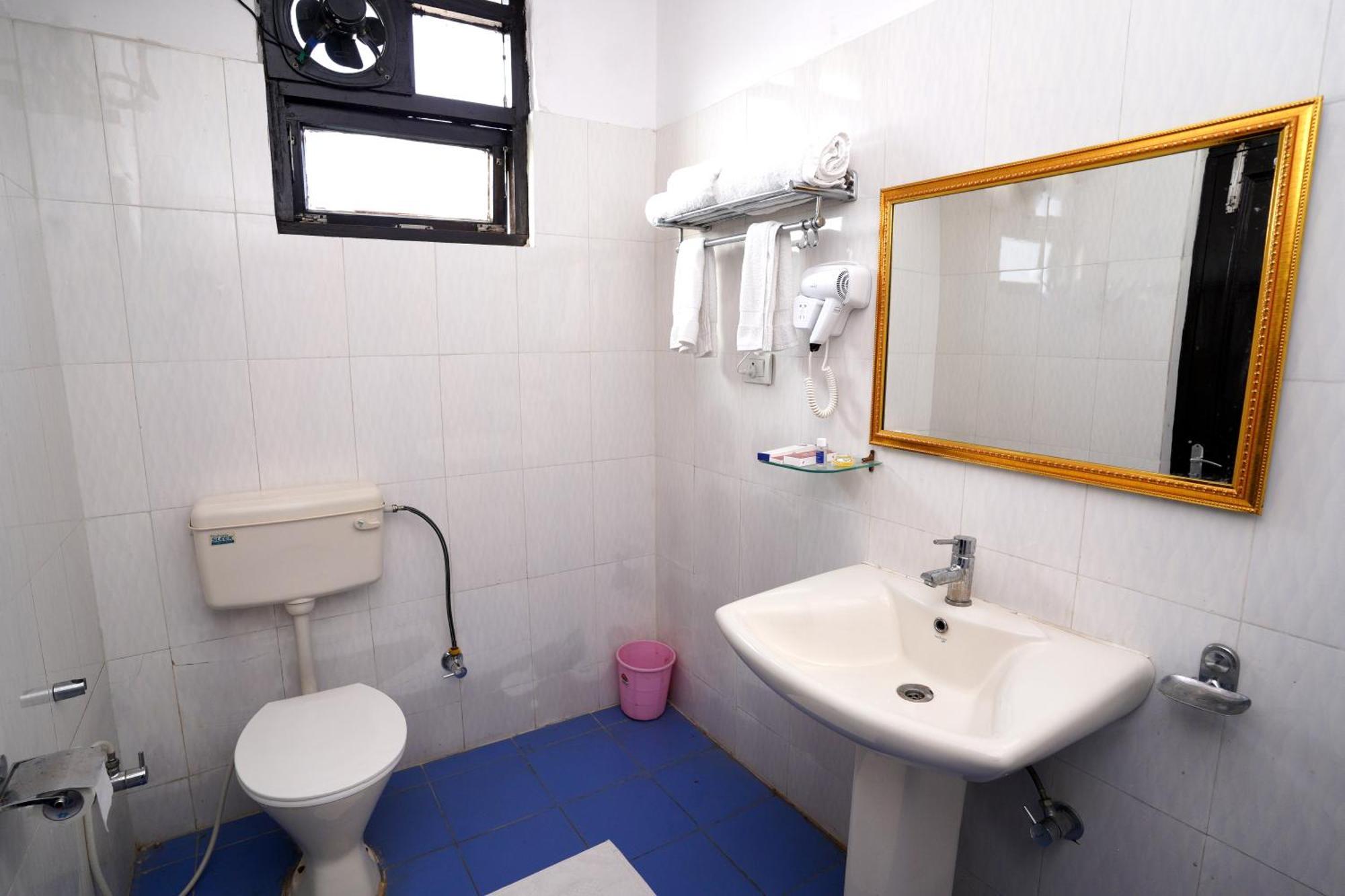 Hotel Neeraj Bhawan- Triveni Ghat Rishīkesh Dış mekan fotoğraf