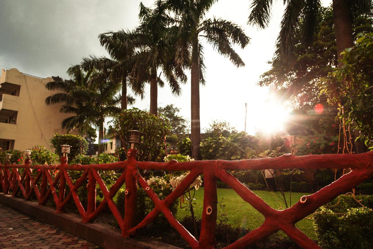Hotel Neeraj Bhawan- Triveni Ghat Rishīkesh Dış mekan fotoğraf