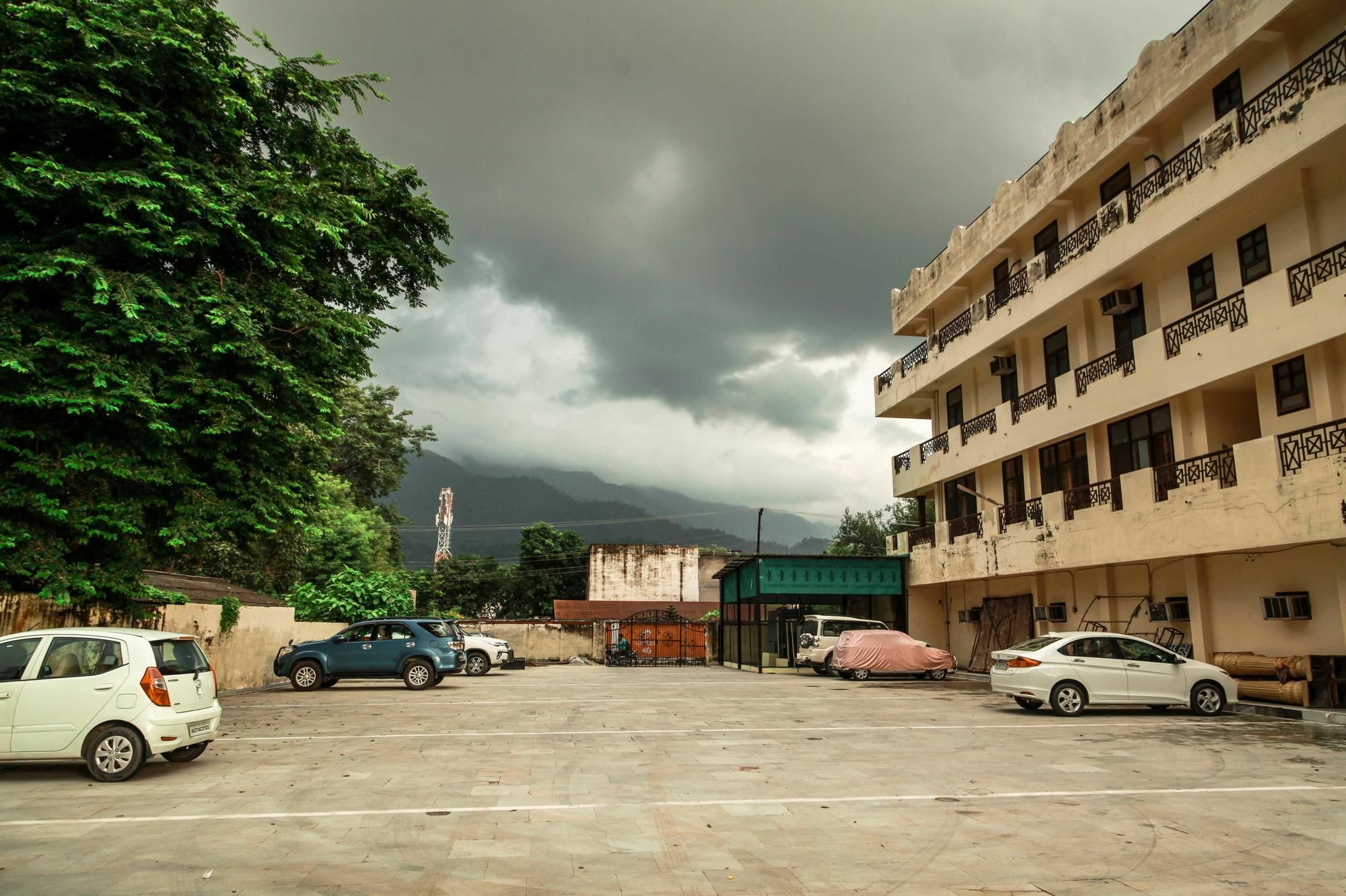 Hotel Neeraj Bhawan- Triveni Ghat Rishīkesh Dış mekan fotoğraf